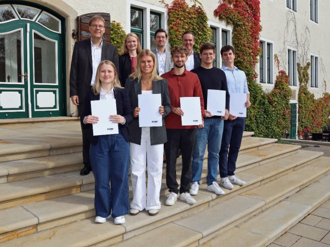 Pressemitteilung vom 08.10.2025: Dual Studierende der Merkur Group mit Schwerpunkt Automatenwirtschaft machen Abschluss. 